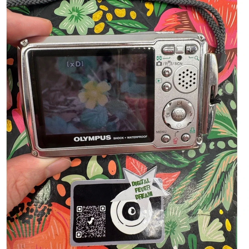 Olympus Stylus 720 SW Digital Camera Silver Shock Waterproof 7.1MP with Charger
